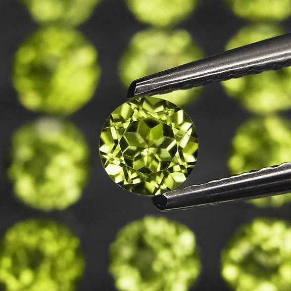 Solitaire cut! Unheated! 8.99ct Peridot set