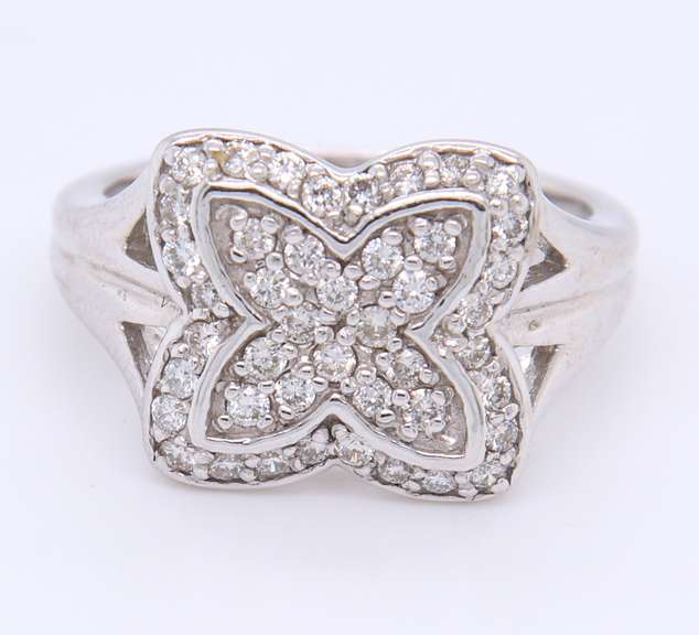 Sparkling White Gold Diamond Ring