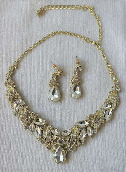 Set Of Fashion Jewelry Neck Lace And Earrings