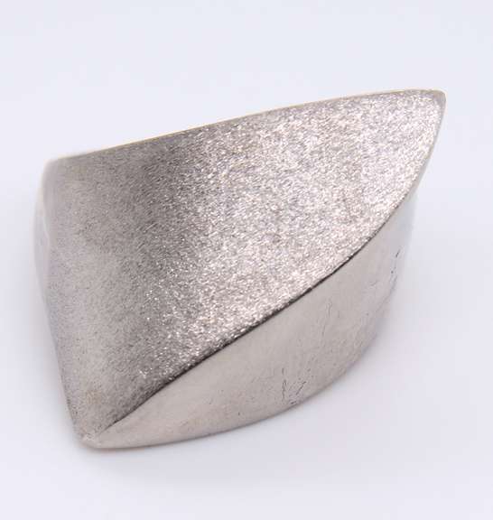 Elegant 18kt White Gold Abstract Ring