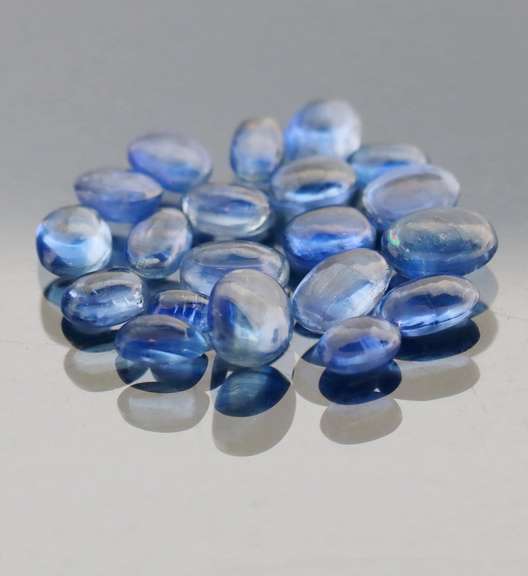 Outstanding 9.70ct sapphire blue Kyanite cabochon set
