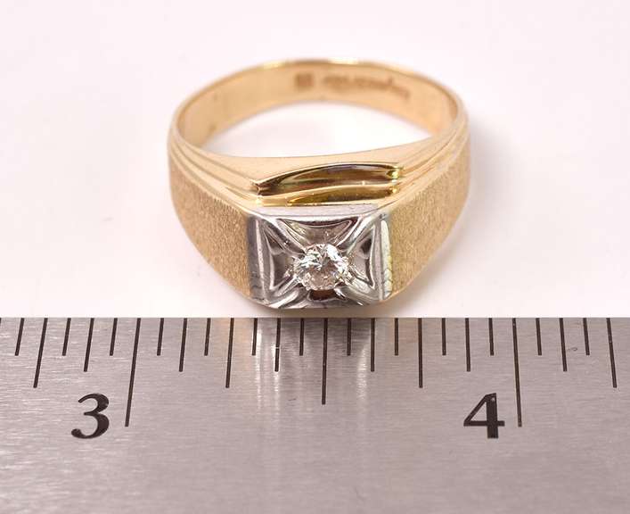 Ravishing Men's Diamdond Ring in 14K Yellow Gold