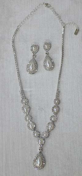 Set Of Fashion Jewelry Neck Lace And Earrings