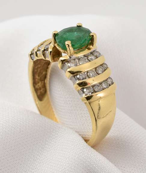 Tasteful Emerald and Diamond Ring