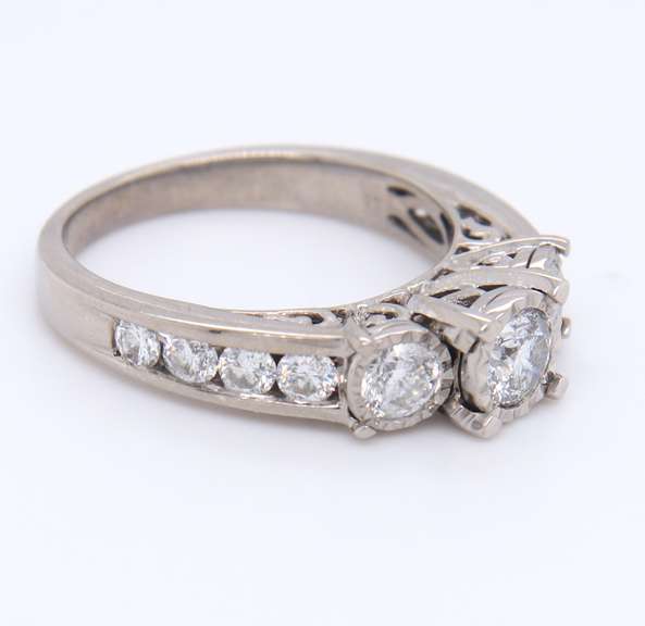 Stunning White Gold 1.25ctw 3 Diamond Ring w Channel Set Sides