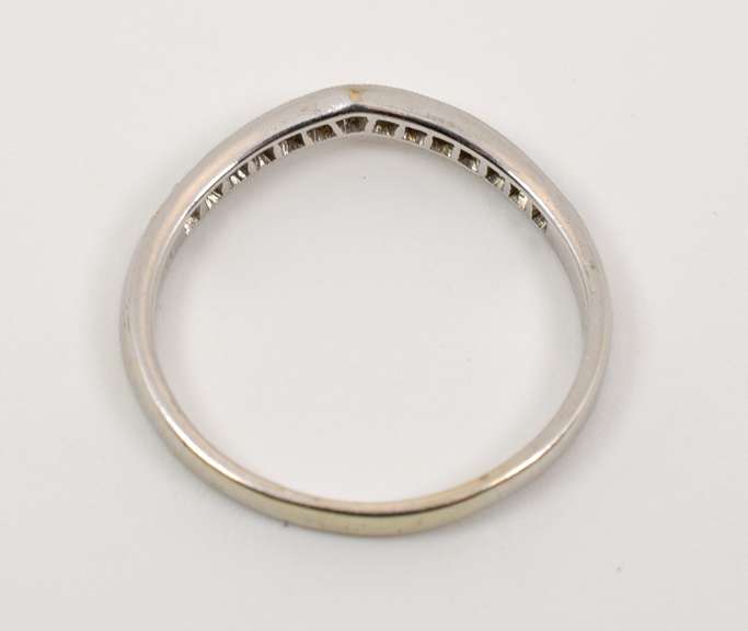 Useful Wavy Diamond Band Ring