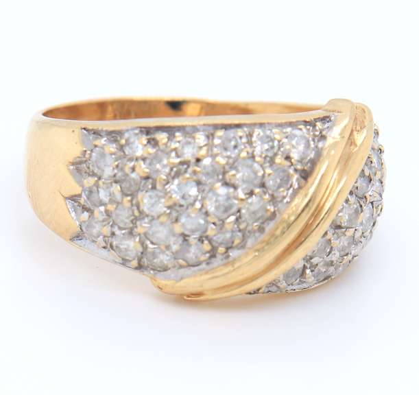 Fantastic Yellow Gold Diamond Band