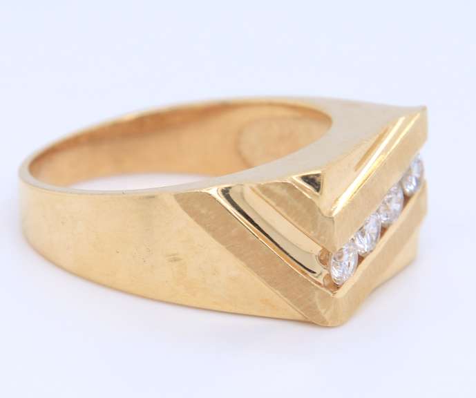 Impressive Yellow Gold Round Brilliant Cut Diamond Wedding Band