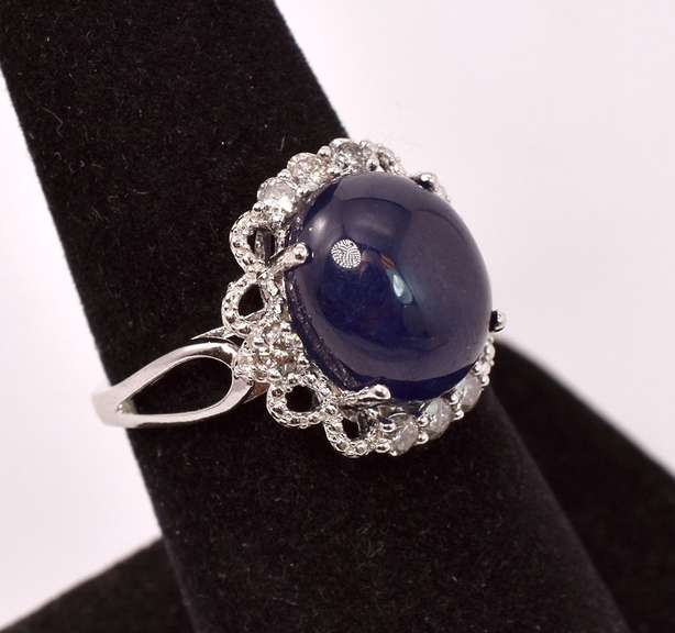 Captivating 8.65CTS Cabochon-Cut Star Sapphire & 0.39CTW Diamond Ring in Sterling Silver