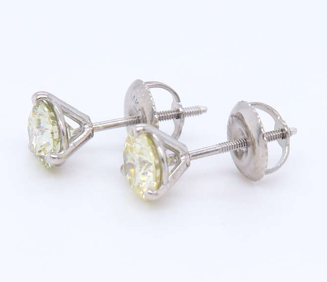Eelgant White Gold 1.26ctw Diamond Stud Earrings