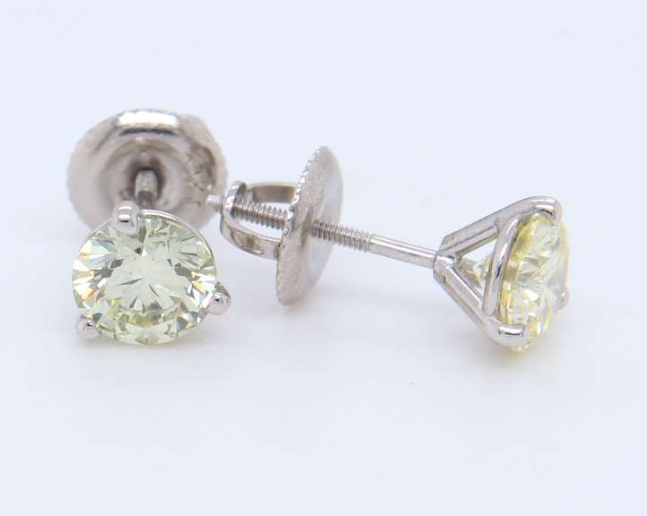 Eelgant White Gold 1.26ctw Diamond Stud Earrings