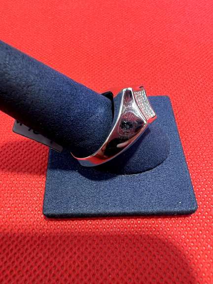 MENS 14K WHITE GOLD RING WITH 0.75 CARAT OF DIAMOND