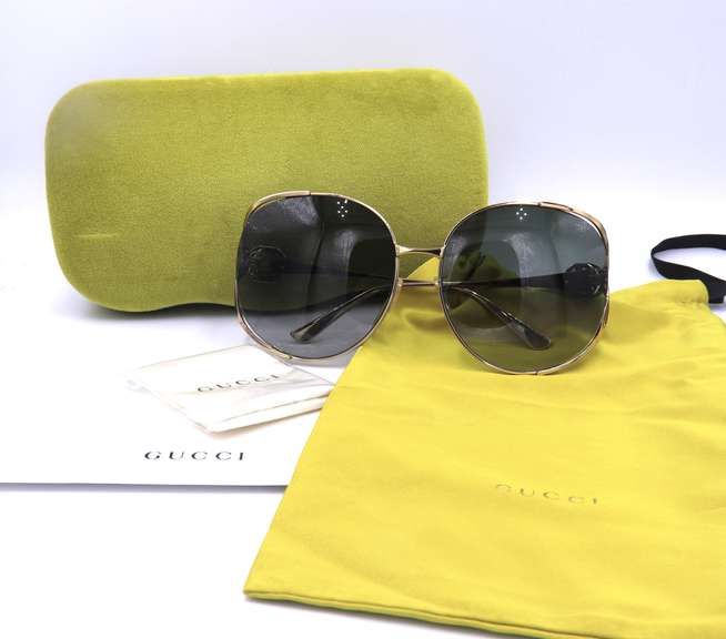 Gucci oversized Sunglasses w Gold Frame Color