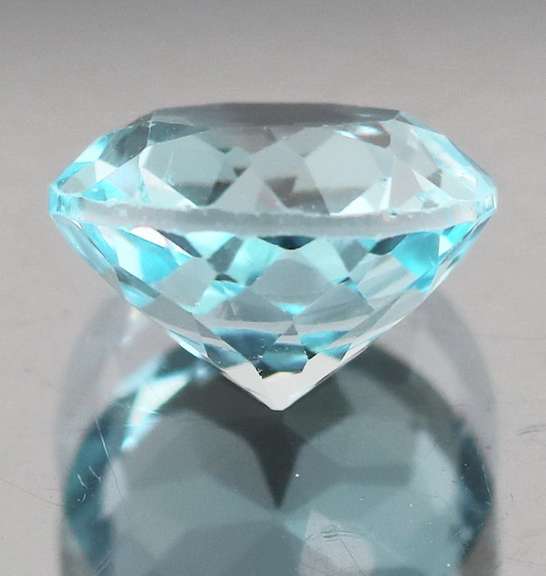 Glittering 3.32ct 9mm sky blue Topaz solitaire