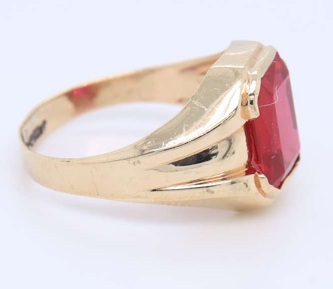 Elegant Yellow Gold Eemarld Cut Ruby Ring