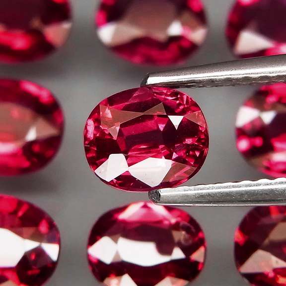 Amazing 6.86ct oval cut violet pink Rodolite Garnet set