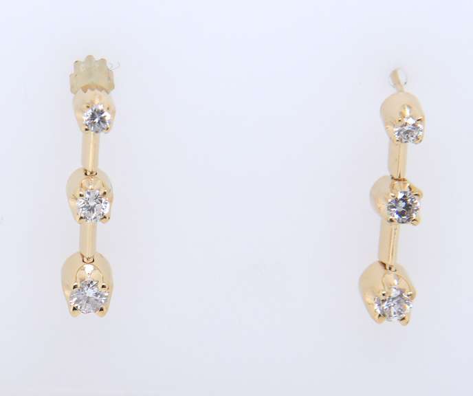Sparkling yellow Gold 3 Stone Diamond Bar Earrings