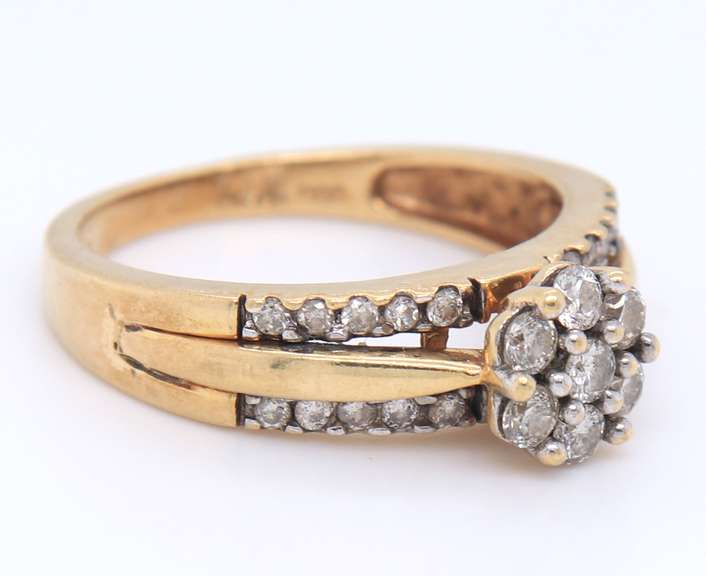 14kt Yellow Gold Flower Design Diamond Ring