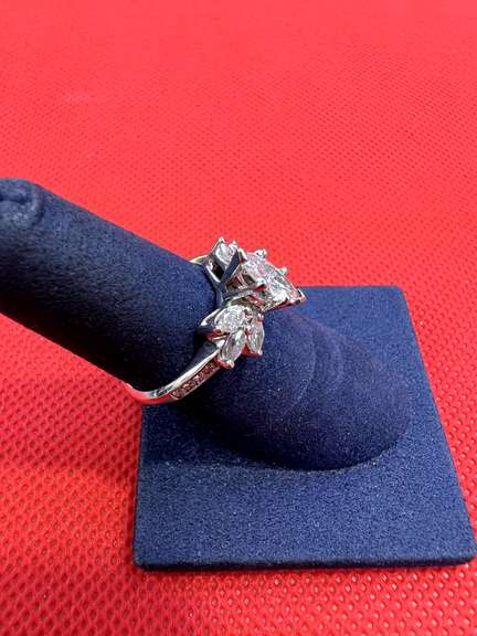 LADIES 14K WHITE GOLD ENGAGEMENT RING WITH BEAUTIFUL 0.85 CARAT MARQUISE DIAMOND
