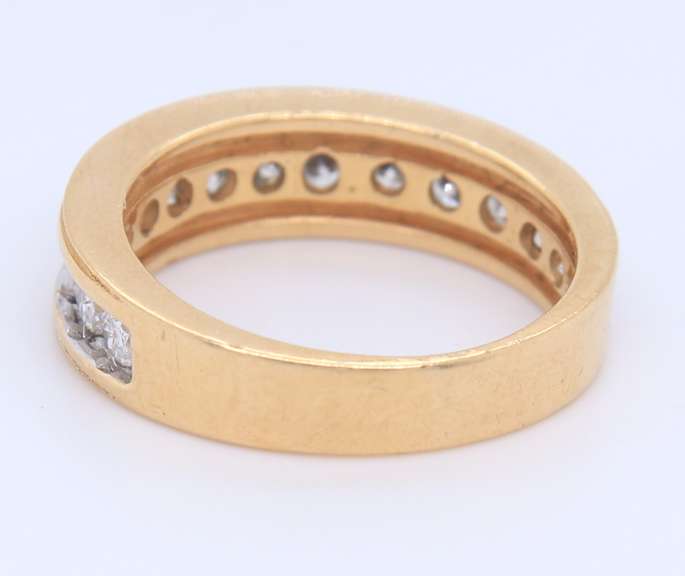 Elegant Yellow Gold Round Brilliant Cut Diamond Band