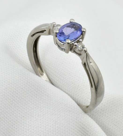 Tasteful Tanzanite Ring in Platinum