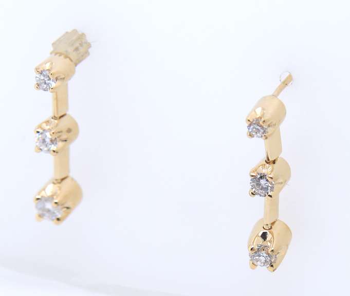 Sparkling yellow Gold 3 Stone Diamond Bar Earrings
