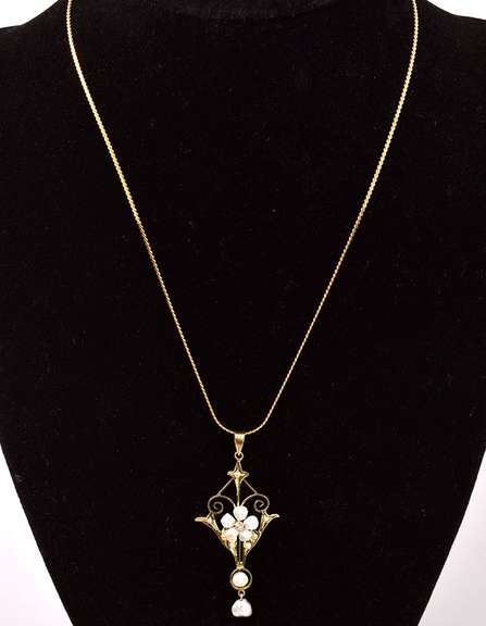 Lovely Lavalier Pendant Necklace in Yellow Gold