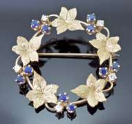 Beautifully-Made 18K Wreath Brooch with Leaf Motif