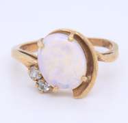 Stunning Yellow Gold opal and Diamodn Ring