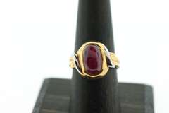 Entoxicating Oval Ruby White and Yellow 18k Gold Ring
