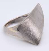 Elegant 18kt White Gold Abstract Ring