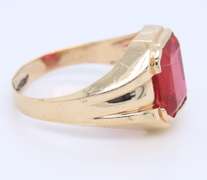 Elegant Yellow Gold Eemarld Cut Ruby Ring