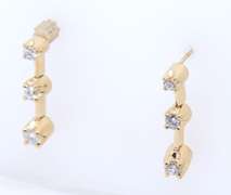 Sparkling yellow Gold 3 Stone Diamond Bar Earrings