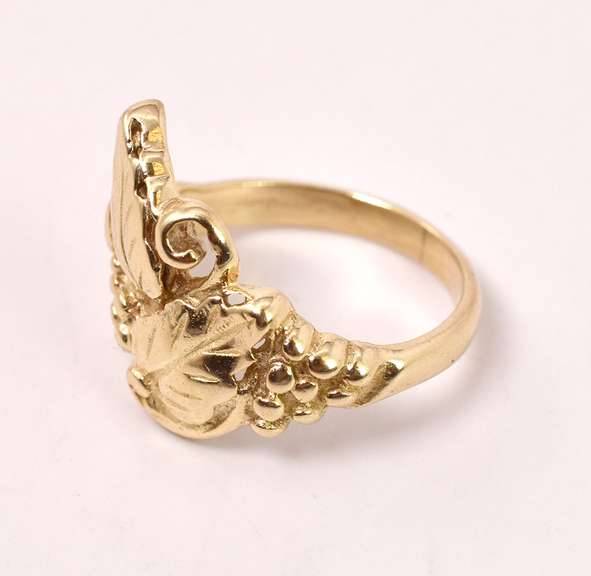 Lovely Leaf Design Ring in Yellow Gold