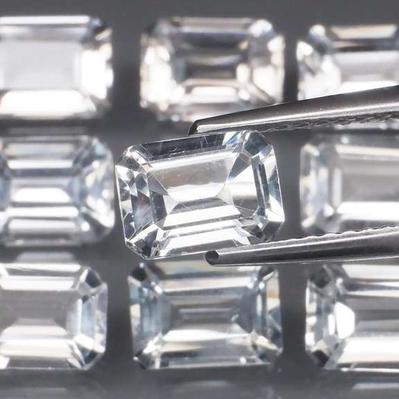 Superb 11.09ct UNHEATED diamond white Topaz set