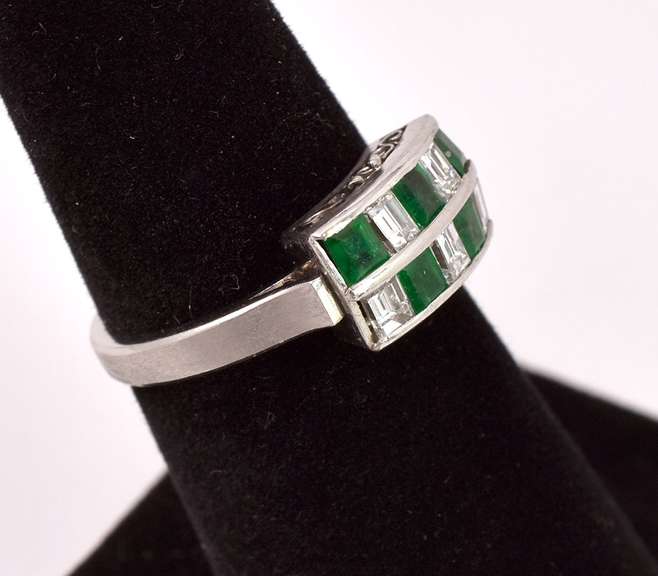 Tasteful Approx. 0.65CTS Emerald and 0.71CTS Diamond Ring in Platinum