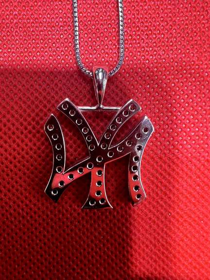 14K WHITE GOLD AND DIAMONDS NEW YORK YANKEES PENDANT 