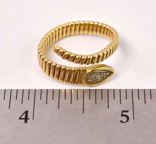 Stunning Snake Ring in 18K Yellow Gold