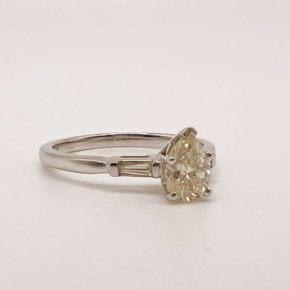 Gorgeous 14kt Gold Diamond Engagement Ring
