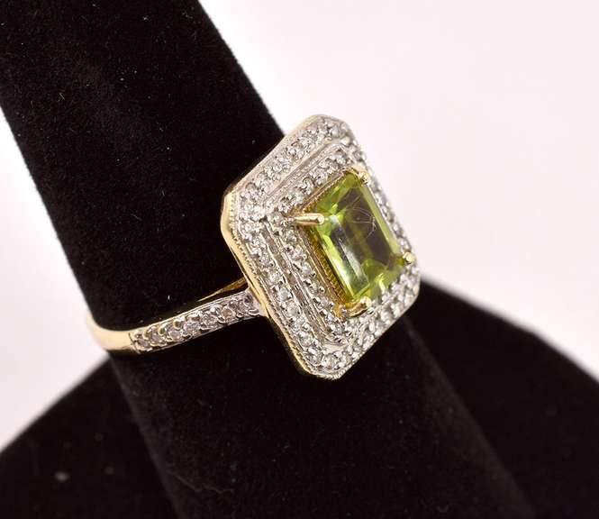 Beautiful Peridot and Diamond Ring in 14K Yellow Gold