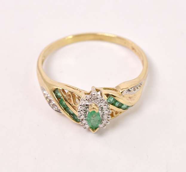 Elegant Emerald and Diamond Ring in Yellow Gold