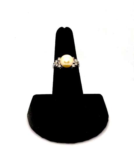 Exquisite Platinum Pearl and Diamond Ring