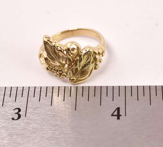 Lovely Leaf Design Ring in Yellow Gold