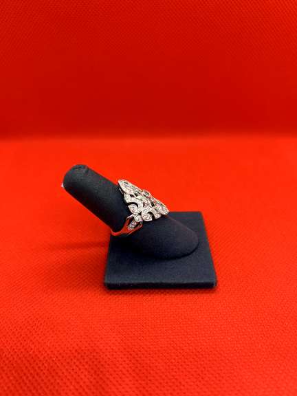 MAGNIFICENT 18K WHITE GOLD DIAMOND RING