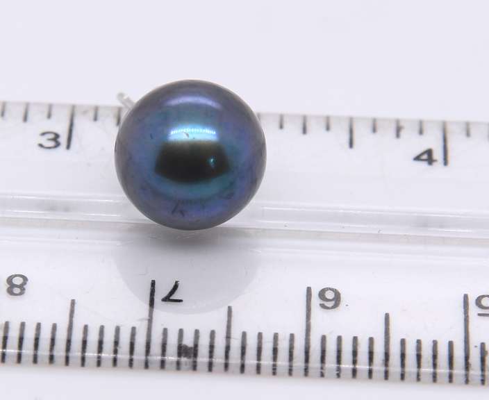 Nice White Gold Peacock Pearl Stud Earrings