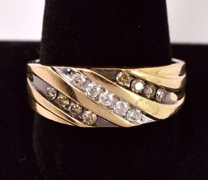 Sparkling Men's Diamond Ring in Yellow Gold