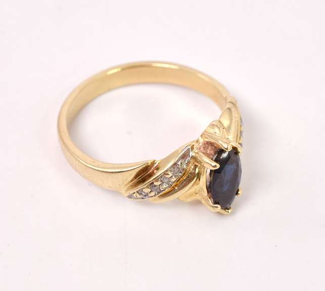 Amazing Sapphire and Diamond Ring in 14K Yellow Gold