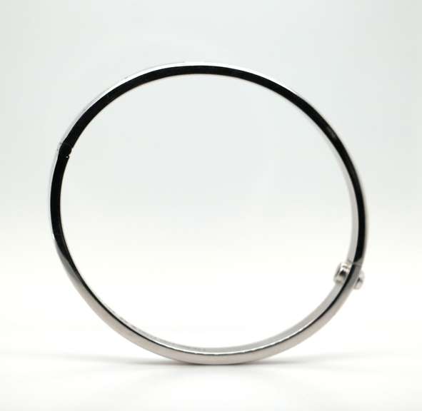 Trending 18kt White Gold Bangle Bracelet