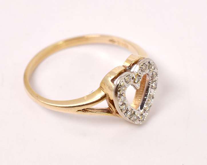 Romantic Diamond Heart Ring in Yellow Gold