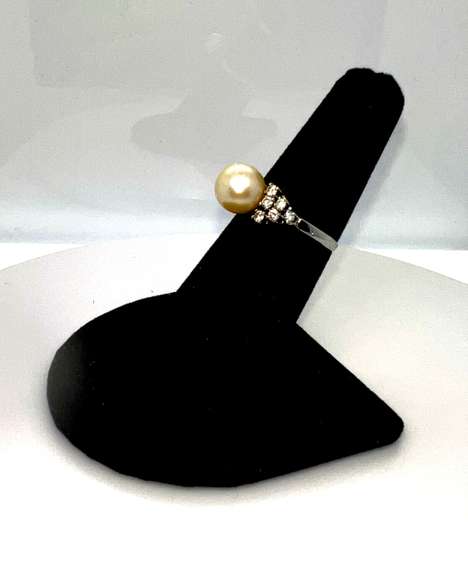 Exquisite Platinum Pearl and Diamond Ring